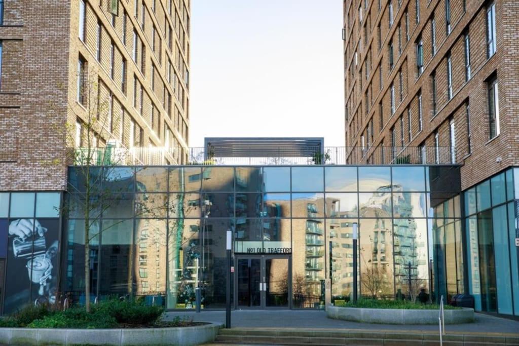 Modern Trafford 1Br Apartment-Free Parking-Cinema Room Манчестер Екстер'єр фото