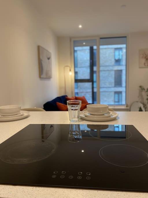 Modern Trafford 1Br Apartment-Free Parking-Cinema Room Манчестер Екстер'єр фото