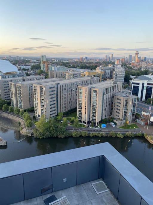 Modern Trafford 1Br Apartment-Free Parking-Cinema Room Манчестер Екстер'єр фото