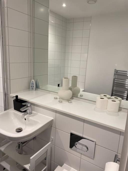 Modern Trafford 1Br Apartment-Free Parking-Cinema Room Манчестер Екстер'єр фото