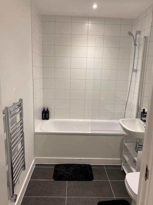 Modern Trafford 1Br Apartment-Free Parking-Cinema Room Манчестер Екстер'єр фото