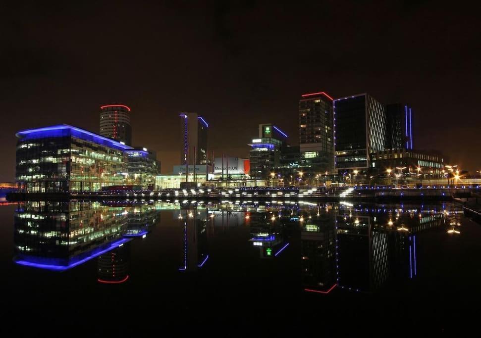 Modern Trafford 1Br Apartment-Free Parking-Cinema Room Манчестер Екстер'єр фото