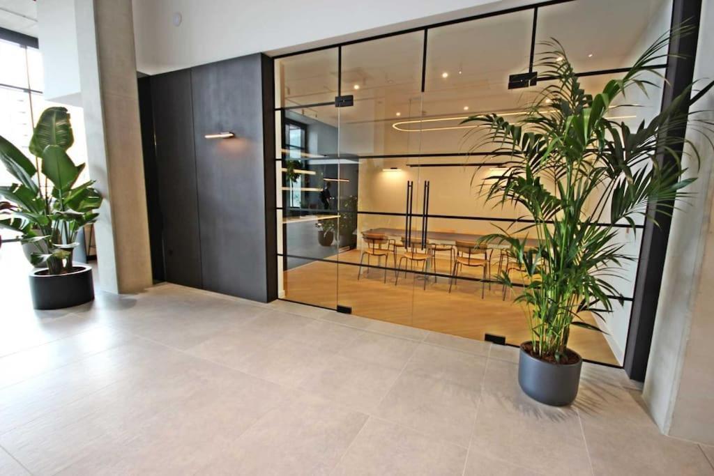 Modern Trafford 1Br Apartment-Free Parking-Cinema Room Манчестер Екстер'єр фото